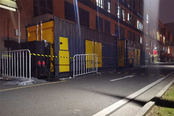 金湾柴油发电机组的输出电压是如何调节的？